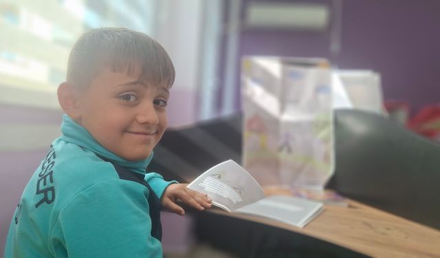 Gündelik hayatlarından esinlenerek hikaye kitabı yazan ilkokul öğrencileri, imza günü düzenledi