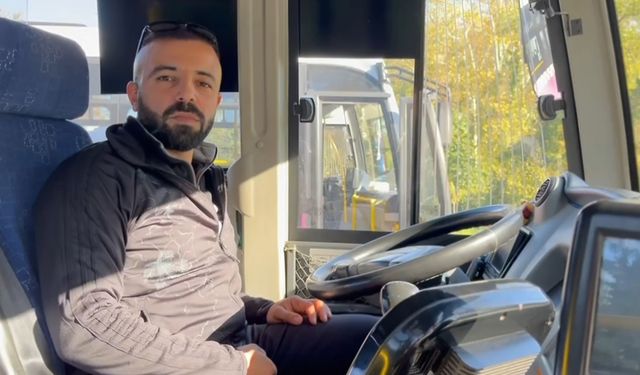 Halk otobüsü şoförü babaya, sefer sırasında kızlarından doğum günü sürprizi
