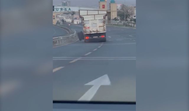 Hareket halindeki kamyonun dingili koptu; o anlar kamerada