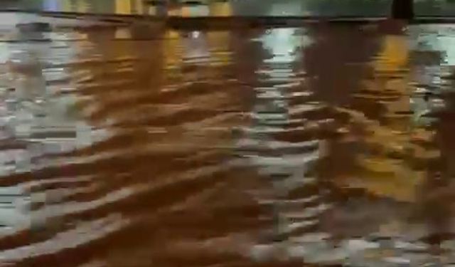 Hatay'da sağanak; cadde ve sokaklar göle döndü