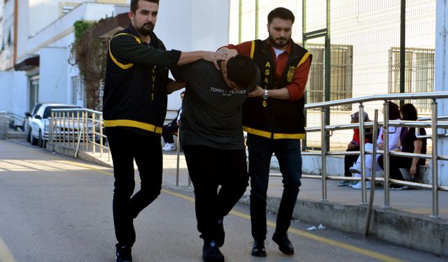 Husumetli olduğu komşusunu öldürüp, oğullarını yaralayan şüpheli ile babası tutuklandı