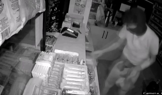 İş yerlerinden para ve sigara çalan şüpheliler yakalandı; hırsızlık kamerada