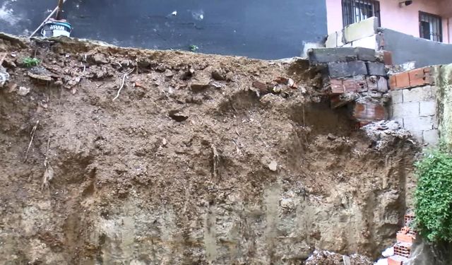 İstanbul - Arnavutköy'de istinat duvarı yıkıldı; 2 bina tahliye edildi - 2 / Ek bilgi ve fotoğrafla