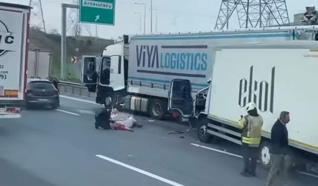 İstanbul - Arnavutköy'de kamyon TIR'a çarptı: 1 ölü 1 yaralı- 1