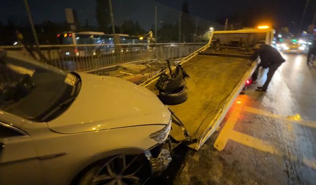 İstanbul - Avcılar'da D-100'de yan yola uçan otomobil, bariyerleri parçalayarak yayalara çarptı: 3 yaralı