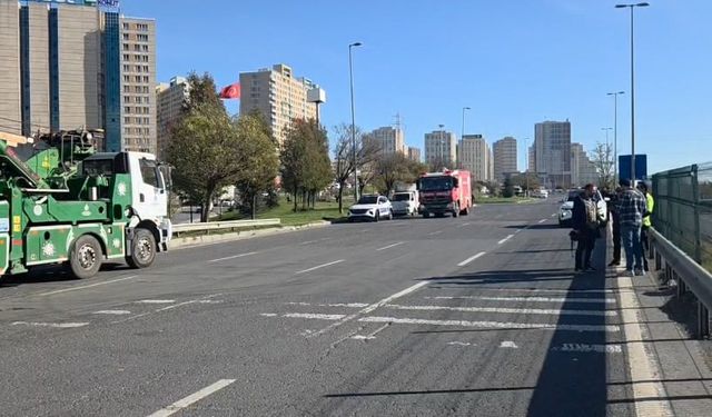 İstanbul- Avcılar'da iş makinesi taşıyan TIR üst geçide çarptı -1