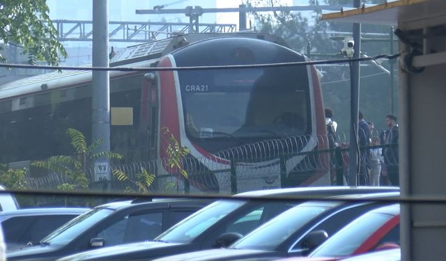 İstanbul- Bakırköy Marmaray İstasyonu'nda trene binmek isterken ayağı sıkışan yolcuyu görevliler kurtardı