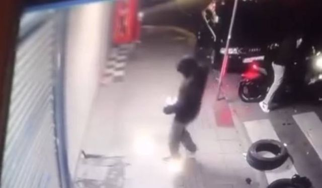 İstanbul- Gaziosmanpaşa'da iş yerine el yapımı patlayıcı ile saldırı kamerada