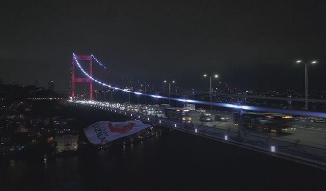 İstanbul - 'Kızılay Haftası' kapsamında FSM Köprüsü'ne Kızılay bayrağı asıldı