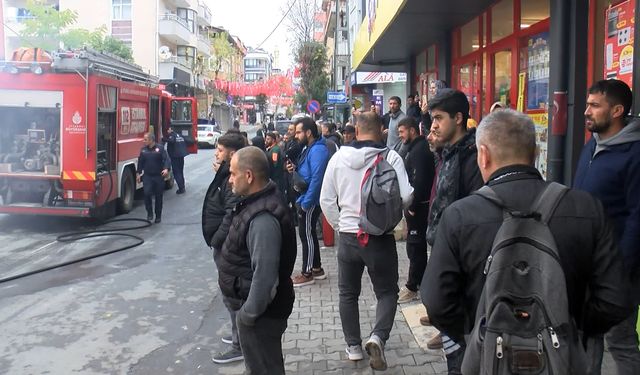 İstanbul- Küçükçekmece'de yer altı kablolarından çıkan kıvılcımlar otomobili yaktı