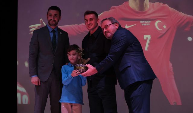 İstanbul- Minik Aras'ın başkanlık vaadi gerçek oldu: Kerem Aktürkoğlu öğrencilerle buluştu