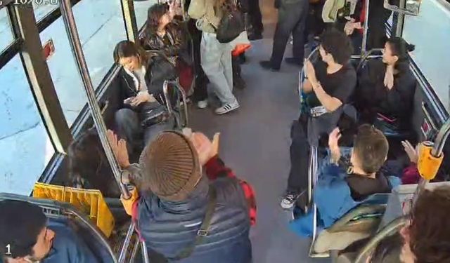 İstanbul -Otobüs şoförü Öğretmenler Günü'nde yolcusu iki öğretmene çiçek hediye etti