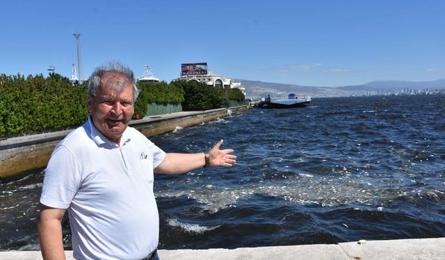 İzmir Körfezi'nde kötü koku sürüyor; denizin rengi kahverengiye döndü