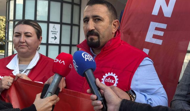 İzmir'de Büyükşehir Belediyesi işçilerinin oturma eylemi 2'nci gününde