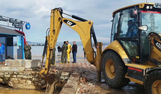 İzmir'de sağanak etkili oldu; yollar göle döndü, dereler taştı (4)
