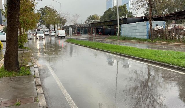 İzmir'de sağanak etkili oldu; yollar göle döndü, dereler taştı / Ek fotoğraflar