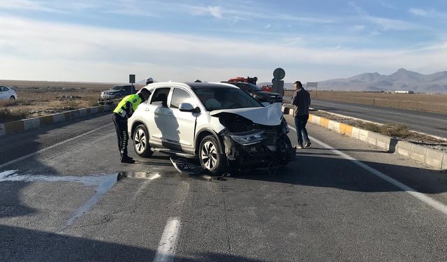Kamyonet ile otomobil çarpıştı: 3'ü çocuk 7 yaralı