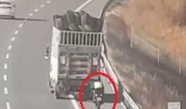 Kamyonetin arkasına bağlanan motosikletle ilerleyen sürücülere para cezası