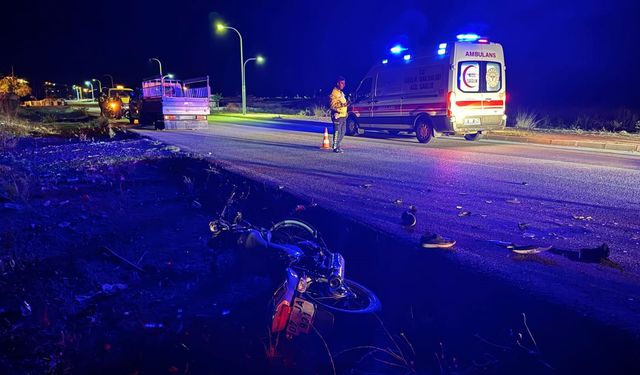 Kaza yapan motosikletin sürücüsünün dişlerini telefon ışığıyla aradılar