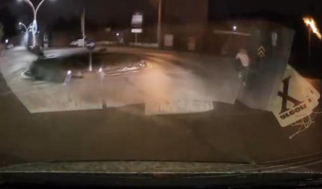 Köpeklerin kovaladığı kişiyi aracına alarak kurtardı / Video eklendi