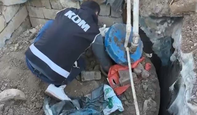 Lavabo musluğuna bağlı düzenek ortaya çıkarıldı; yerin altından 3,5 ton kaçak motorin çıktı