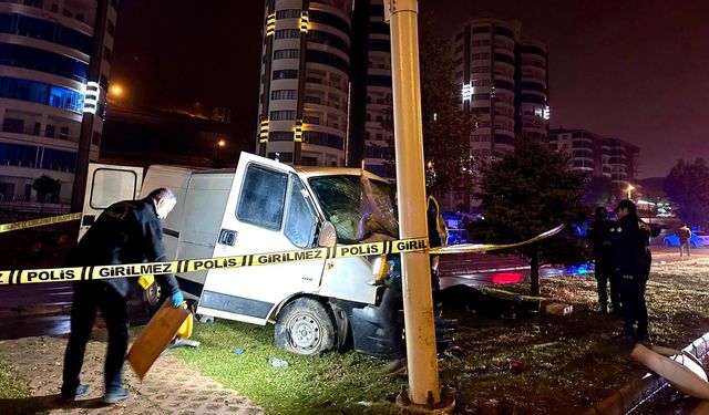 Malatya'da aydınlatma direğine çarpan minibüsün sürücüsü öldü