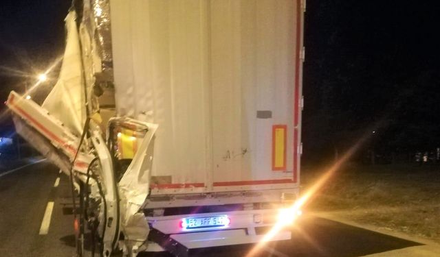 Minibüs, TIR'a arkadan çarptı; 1 ölü, 2 yaralı