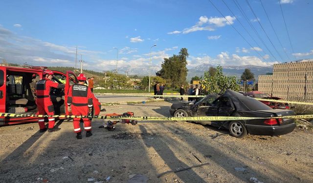 Muğla'da park halindeki otomobile çarpan otomobilin sürücüsü öldü; kaza kamerada