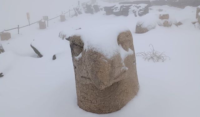 Nemrut Dağı'nda heykeller beyaz örtüyle kaplandı