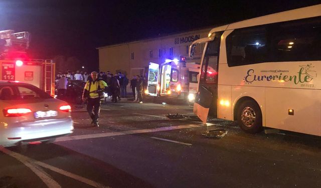 Nevşehir'de tur otobüsü ile otomobil çarpıştı: 2 ölü, 3 yaralı