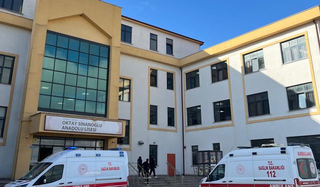 'Öğretmenler Günü'nde evden getirilen yemekleri yiyen 5 lise öğrencisi zehirlenme şüphesiyle hastaneye kaldırıldı