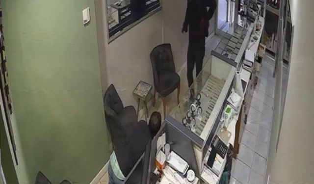 Ordu'da, kasklı şüphelinin kuyumcu hırsızlığı kamerada