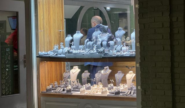 Ordu'da kuyumcunun dalgınlığından faydalanıp, 2 milyon liralık altını çaldı