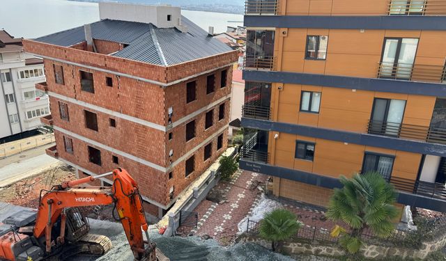 Ordu'da zemindeki kaymaya bağlı çatlaklar oluşan 2 binadan 1'inde yıkım için hazırlık yapılıyor