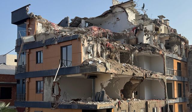 Ordu'da zemindeki kaymaya bağlı çatlaklar oluşan binanın yıkımı yapılıyor