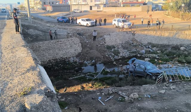 Otomobil, köprüden kanala düştü; 1'i ağır 3 yaralı