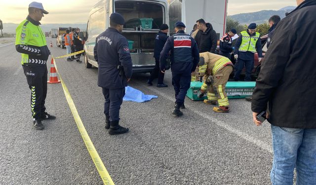 Otomobil, TIR'a arkadan çarptı; belediye işçisi öldü