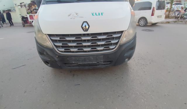 Otomobilin çarptığı elektrikli bisiklet sürücüsü yaralandı; kaza anı kamerada