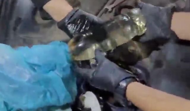 Otomobilin yakıt deposunda 16 kilo metamfetamin ele geçirildi; 2 gözaltı