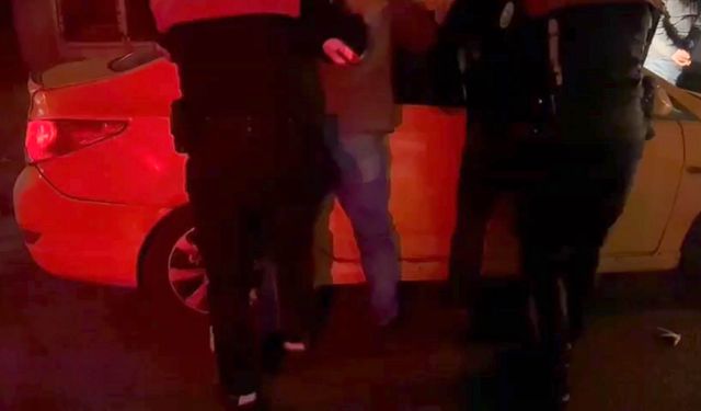 Polisten kaçan sürücünün taksisinde uyuşturucu ele geçirildi