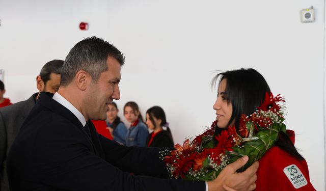 Riyad'da bronz madalya kazanan milli sporcu Berna Tut' törenle karşılandı