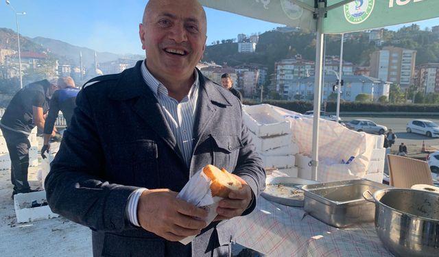 Rize'deki festivalde 2 ton hamsi 2 saatte tüketildi