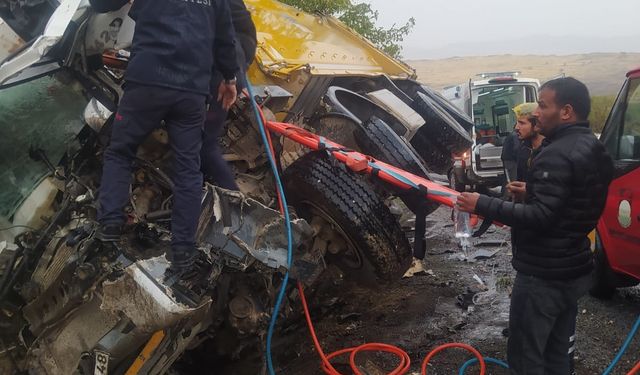 Şanlıurfa'da kamyonlar çarpıştı: 1 ölü, 1 yaralı