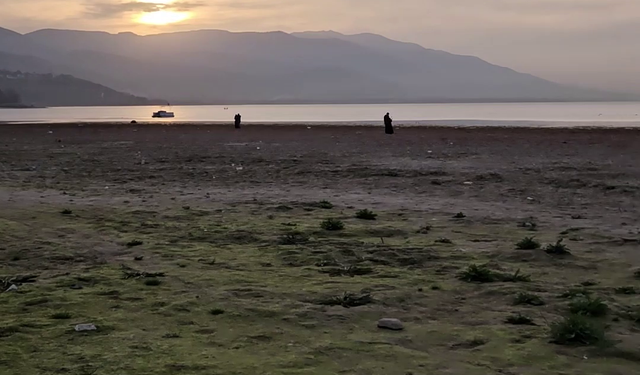 Sapanca Gölü'ndeki kuraklığa, ‘Suyun olduğu yerde insanlar mangal yapıyor' görseliyle dikkat çekti