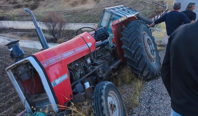 Seyahat ettiği traktörün devrildiği kazayı görüntüledi