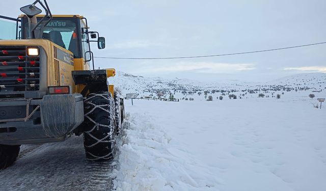 Sivas'ta 46 yerleşim yerinin yolu, kardan kapalı