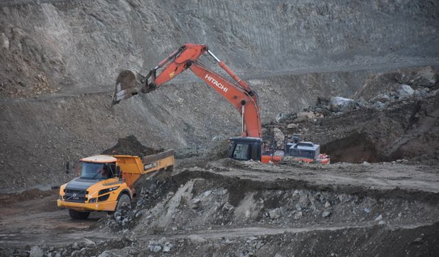 Sivas'ta göçük altında kalan şantiye müdürü aranıyor/Ek fotoğraflar