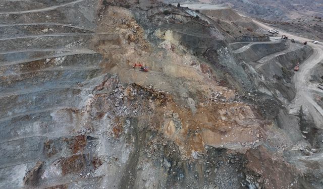 Sivas'ta göçük altında kalan şantiye müdürünü arama çalışmaları 3'üncü gününde