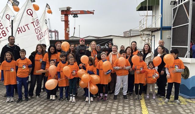 Tekirdağlı yelkenciler, lösemiye dikkat çekmek için turuncu balonlarla denize açıldı