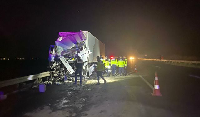 TIR, emniyet şeridinde park halindeki otobüse çarptı: 14 yaralı